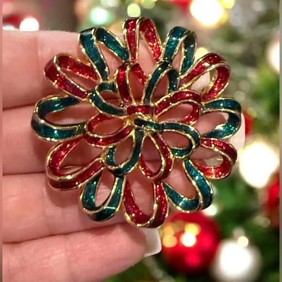 Christmas Vintage Guilloche Ribbon Brooch Gold Tone with Green & Red Enamel 2” - Picture 3 of 8